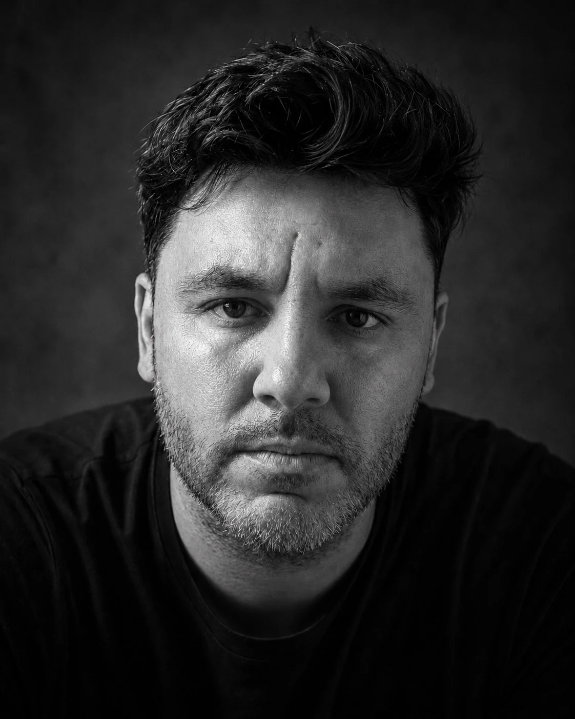 Bruno Pereira em retrato preto e branco